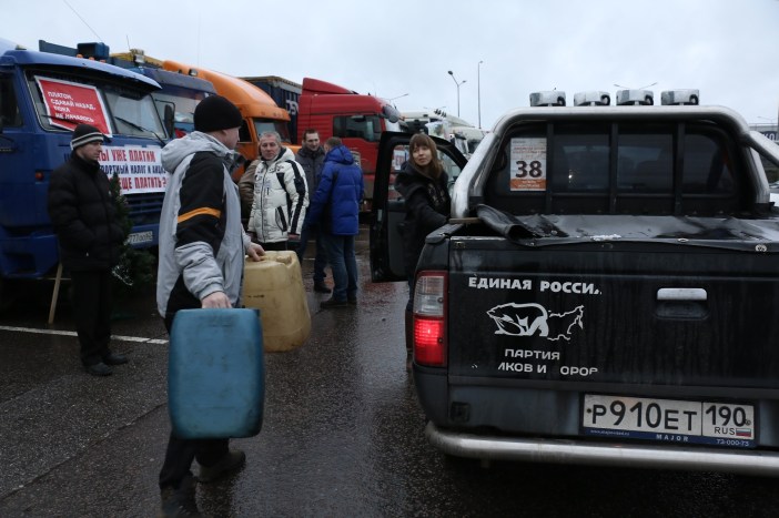 "Russia's independent media: Russia 24, Channel One, NTV" / Truckers with placard: "No to Plato!"