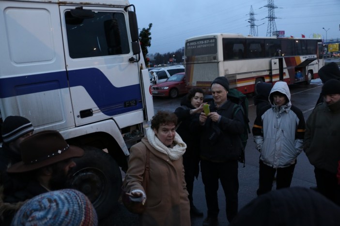Tamara Eidelman (center; see her account, above) in discussion with the truckers in Khimki, December 26, 2015.