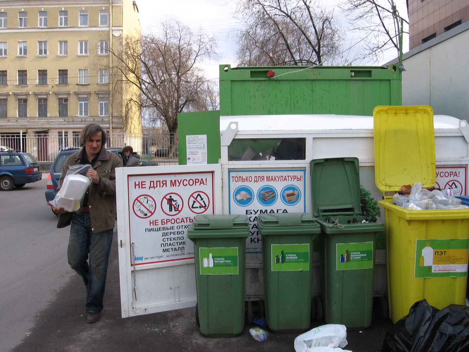 A member of the Collection Point team at work, April 5, 2015. Photo by the Russian Reader