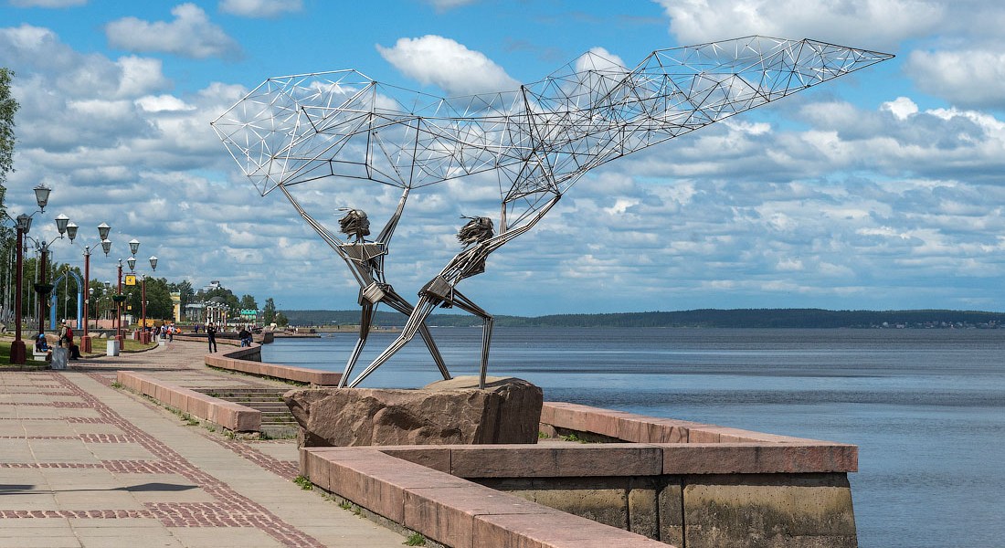 Lake Onega embankment in Petrozavodsk, capital of Soviet Karelia. Courtesy of varlamov.ru