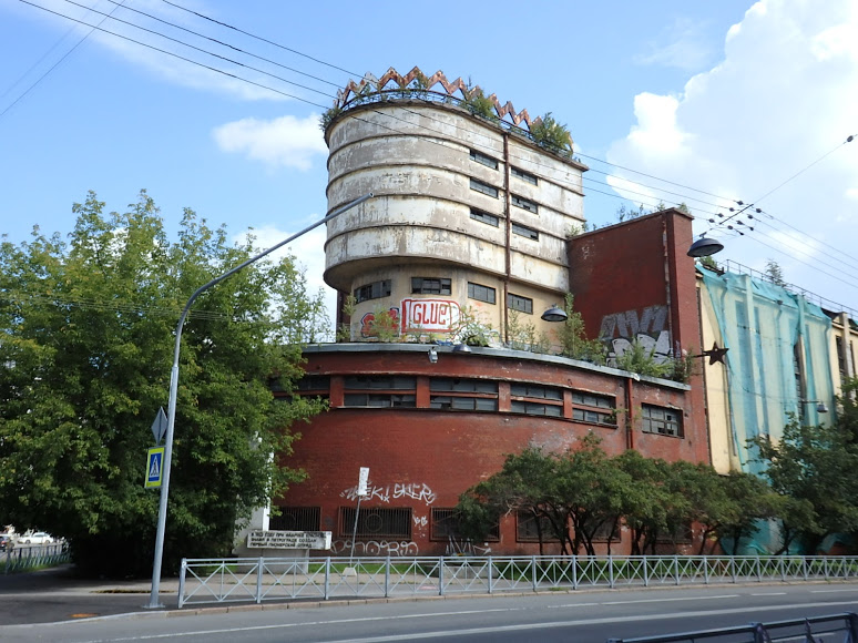 Erich Mendelshon's power station for the Red Banner Textile Factory, 1925-1926. Note the green veil, on the right, and the abundance of graffiti and tagging on the power station itself. This, mind you, is how a nationally and locally listed building is maintained by the powers that be. My prediction, which I hope doesn't come true, is that the thugs currently building the so-called Mendelsohn Residential Complex next door will "accidentally" damage Mendelsohn's power station and then, early one morning when no one has time to react, will demolish it. 