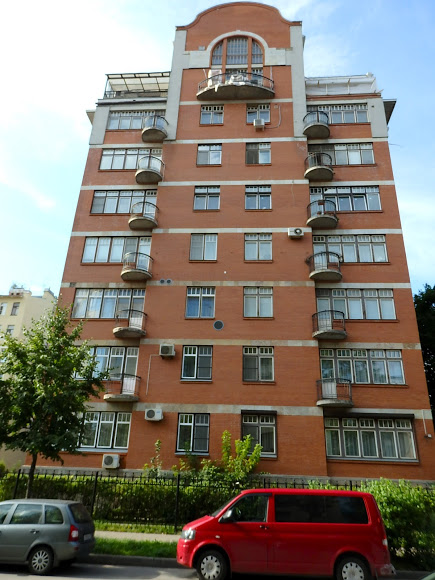 If you can't afford real Privilege, you might be able to move across the street into the OST Elite Housing Complex, built in 1997-1999 by Mark Budnevich and I.A. Solodnikov. It bears all the hallmarks of the architettura povera style of the Yakovlev years, a style that has metastasized into the styleless bombastic eclecticism of the Putin era, when deindustrialization, high finance, and real estate development, hand in glove with political power, became the only going concerns in town.