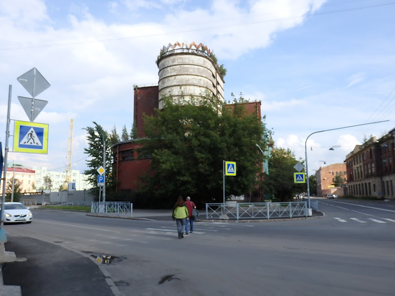 Erich Mendelsohn's power plant for the Red Banner Textile Factory, July 31, 2016. The construction site of Baltic Commerce's dubiously named Mendelsohn Housing Complex is located immediately to the left of the plant. Photo by the Russian Reader