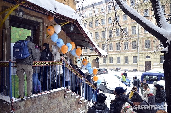 Queue at the public refrigerator on Vasilyevsky Island. Photo courtesy of Greenpeace