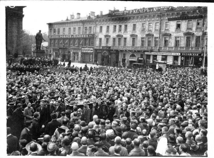 Georgi Plekhanov's funeral, Petrograd, 1918. Photo courtesy of humus.livejournal.com