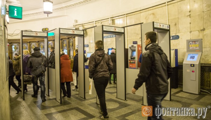 Metal detectors in the vestibule of a Petersburg subway station. Photo courtesy of Fontanka.ru