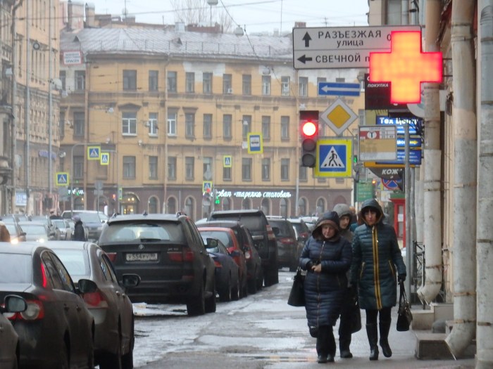 Another typical street scene in central Petersburg, 27 January 2017. Photo by TRR