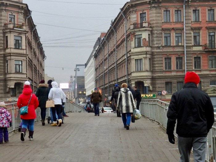 Rank-and-file Russians deserve a mandatory minimum wage, argues Alexei Gaskarov, and it would be good for the economy. Street scene near Haymarket Square in Petersburg, 4 February 2017. Photo by TRR