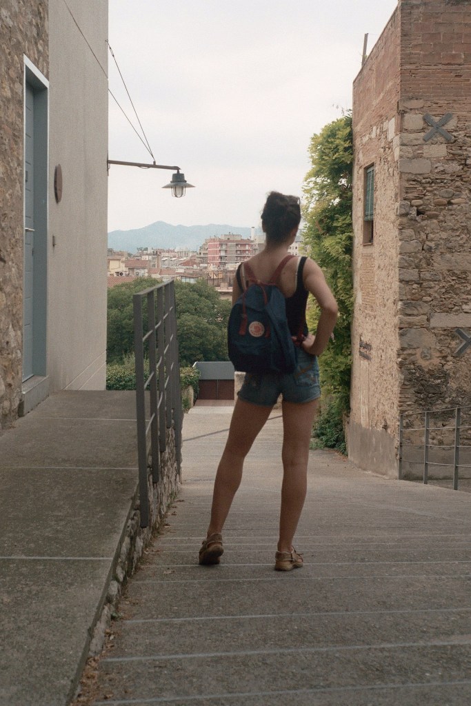 salfetki-sexy girlfriend in barcelona with Fjällräven backpack