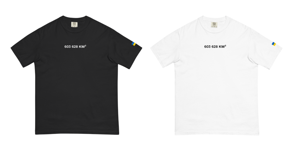 Dos camisetas de mangas cortas con el texto “603 628 km cuadrados” en el pecho. A la izquierda una camiseta negra con el texto en letras blancas y a la derecha una camiseta blanca con el texto en letras negras.